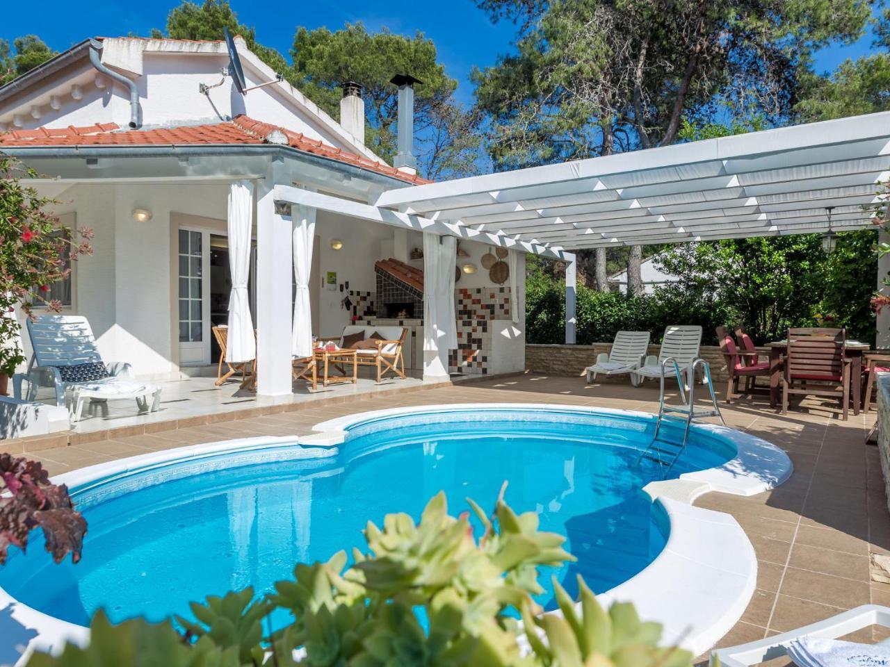 Spacious Holiday Home In Molat With Pool Brgulje Exteriér fotografie